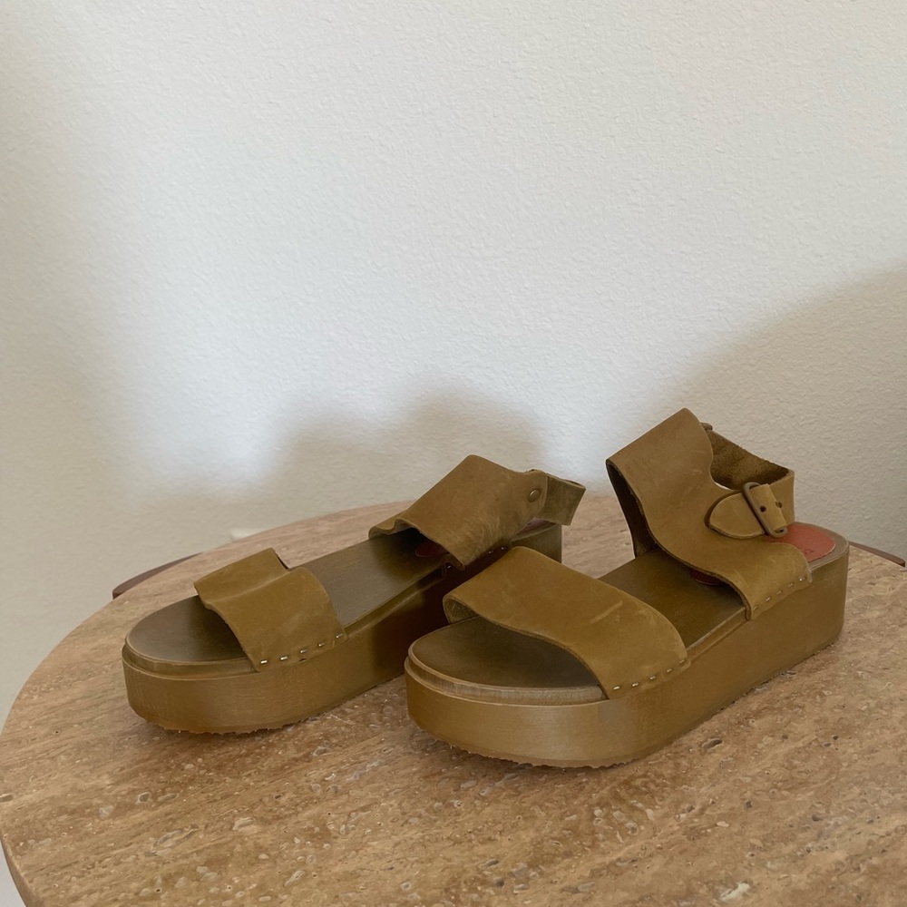 Bryr Tan Platform Clogs